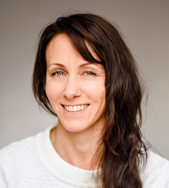 Iris Schättgen – Heilpraktikerin für Psychotherapie in Bockhorn Portrait von Iris Schättgen, Heilpraktikerin für Psychotherapie in Bockhorn. Begleitung bei Trauma und Trauer.